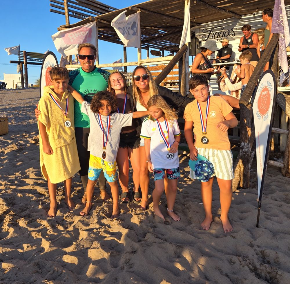 Sofi y Facu con chicos de la escuela en la playa